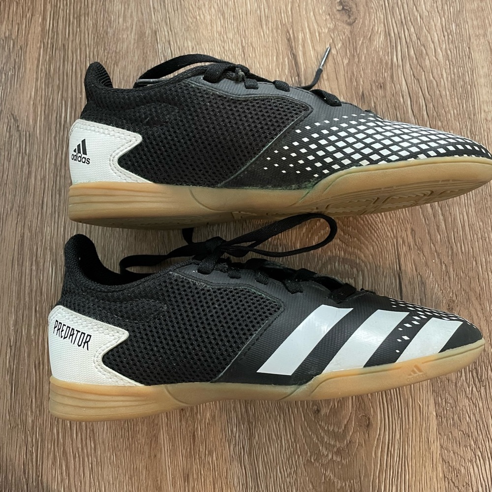 Boys Adidas Predator Indoor Soccer Shoes. Size 1.